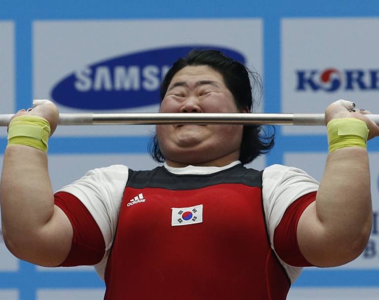 Un’atleta della Corea del Sud durante una prova di sollevamento pesi ai Giochi asiatici in corso a Incheon, Sud Corea (Reuters)